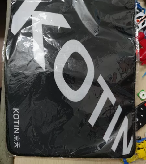 鼠标垫，有锁边，挺好用的，买电脑送了好几个...