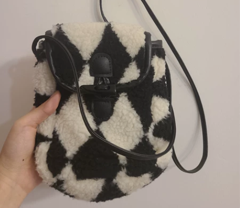 秋冬绒毛斜挎包，可以调长短，黑白菱形格子，...