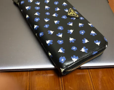 断舍离，闲置普拉达长款女士钱包，可以放一只...