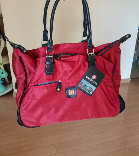 是行李袋也是拉杆箱。swissgear行李...