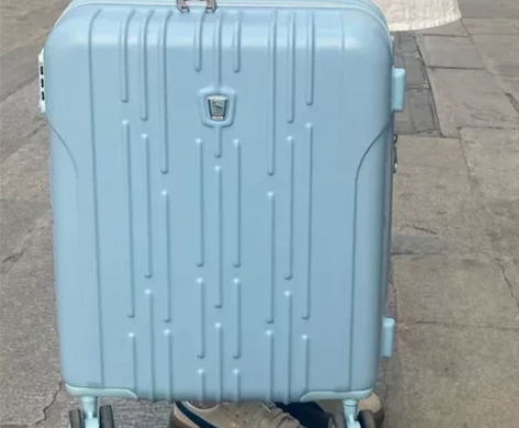 全新爱华仕女士行李箱旅行箱登机箱出!仅摆拍...