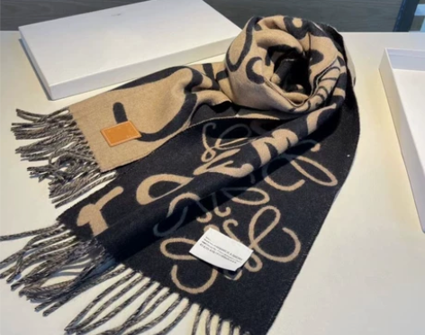 新款L OEWE围巾 厚实舒适 双面字母