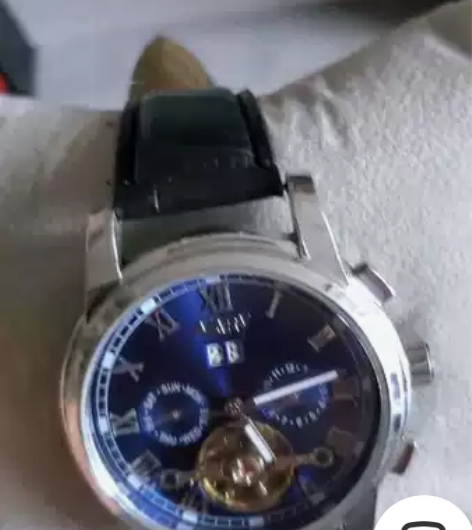 男士机械全自动手表，用了不到一个月。包装盒...