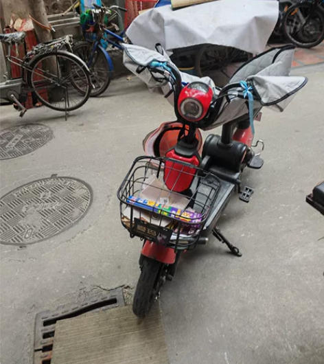 爱玛电动车，带牌出售，48伏10安的锂电池...