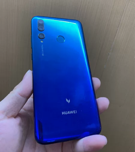 华为麦芒8 6+128G，成色有磕碰，屏幕...