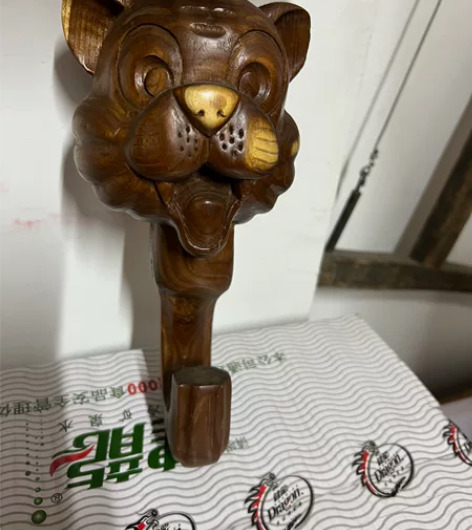 木雕十二生肖，可以钉在墙上挂东西，老物件了...