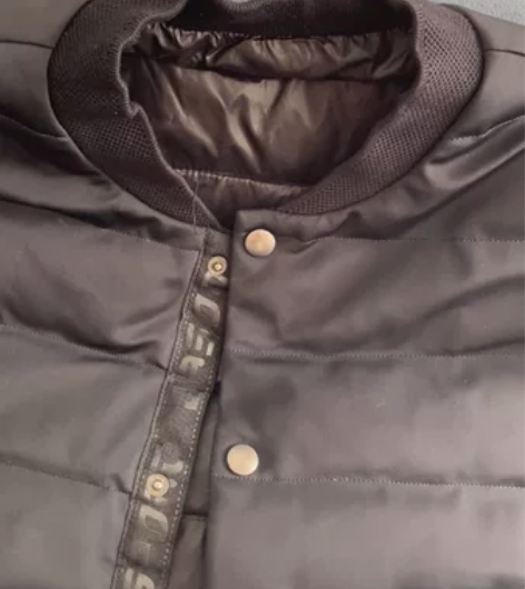 男士羽绒服 店里买的 记得是八百多 穿过一...