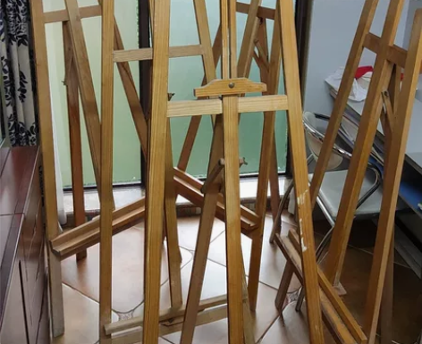 出几个闲置画架，三脚架，展示架，图5   ...