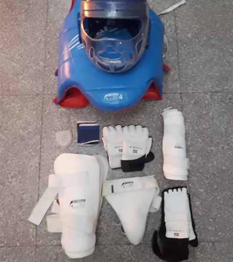 跆拳道护具一套，道馆统一买的，质量杠杠的。...