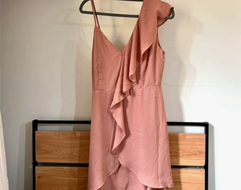 entro斜肩吊带连衣裙m码 穿过一次，如...