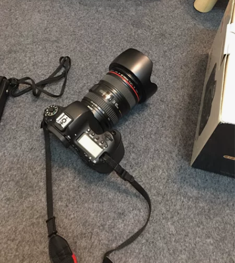 借闲鱼平台出一台闲置的佳能单反全画幅相机，...