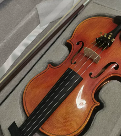 去年买的小提琴,老师推荐的牌子,弹过一个周...