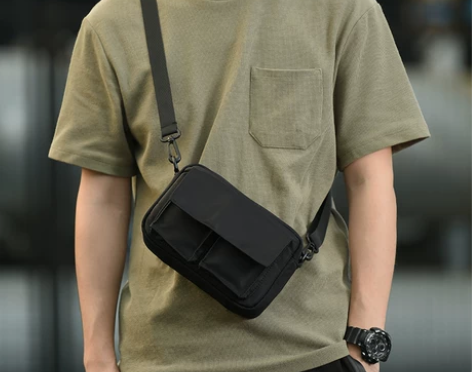 斜挎包男士单肩包小挎包潮牌帆布邮差包日系男...