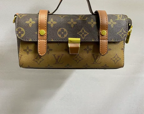 香港枕头包女士休闲斜挎手提包2022新款时...