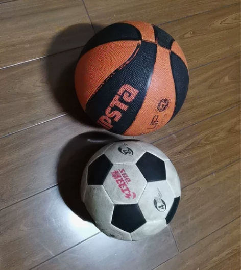 两个足球+篮球两个八成新 送气管 感兴趣的...