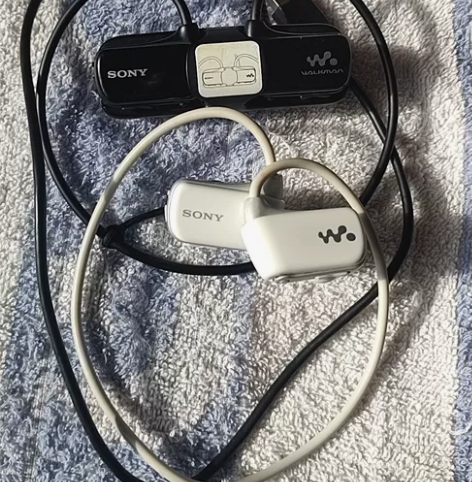 买一送一部同款耳机。索尼BCR-NWW27...