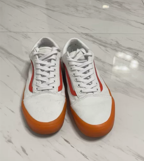 Vans骚气小白橙，朋友在实体店买来送给我...