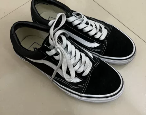 vans经典款，穿了不到五次，几乎全新，正...