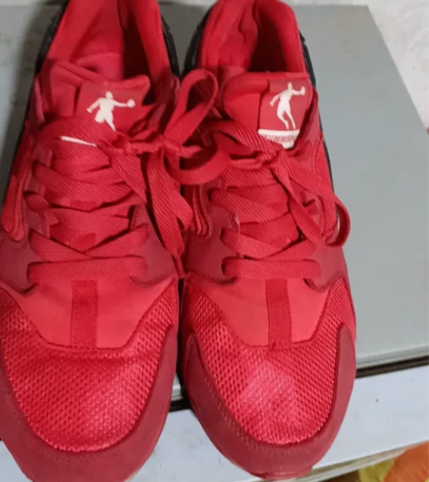 乔丹年年红41码运动款75包邮 感兴趣的话...