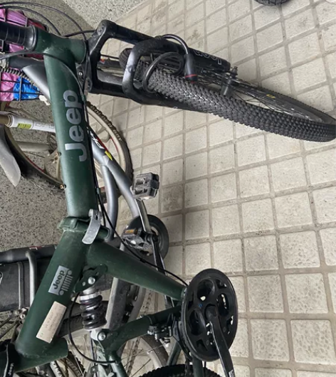 吉普自行车,可折叠放后备箱。打气筒,锁都在...