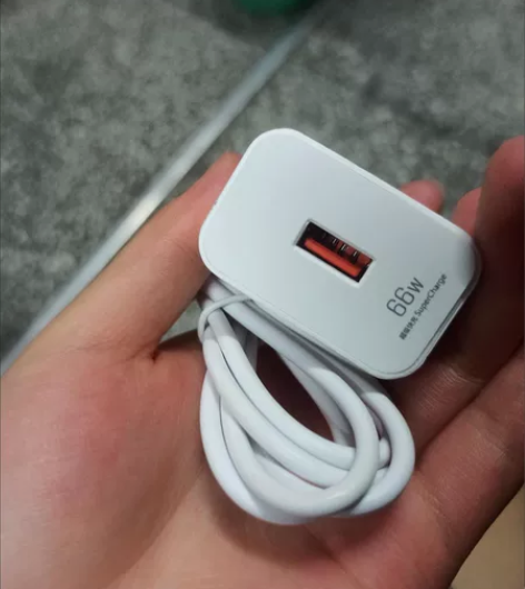 66W超级快充，充电头加两米线。 充电线老...
