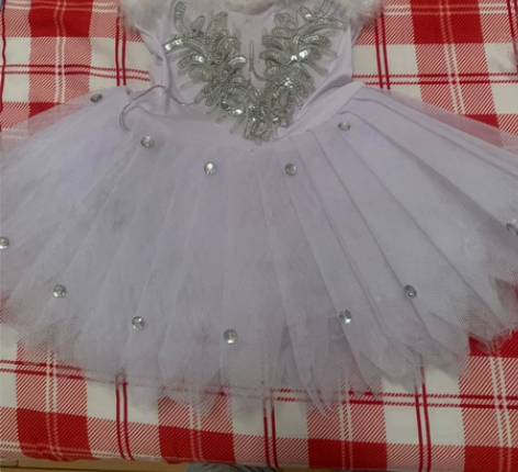 芭蕾表演服几乎全新，上台穿一次，上电池会发...