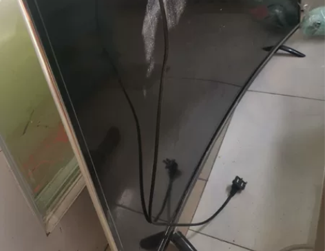 出一个电视，TCL智能电视，左边被孩子用玩...