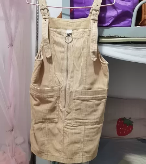 八成新，浅卡其色，背带裙，S码，依纯。 肩...