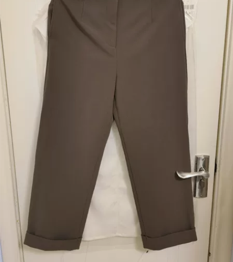 版型超好的休闲裤，面料很厚实硬挺，秋冬超级...