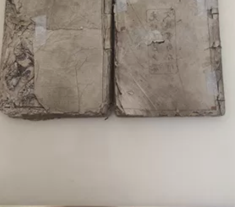 光绪乙巳年文兴书局石印“三国演义”两本，一...