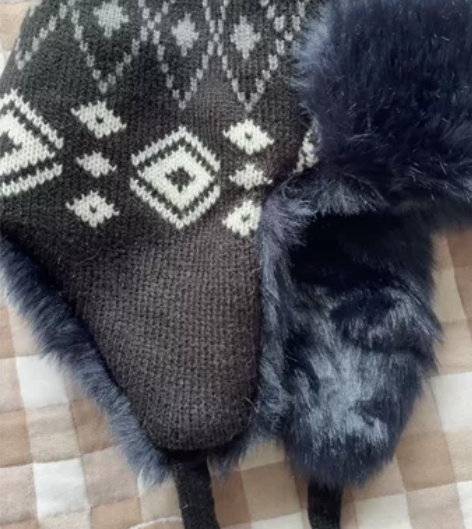 出全新雷锋帽一只，成人码，20元包邮，很厚...