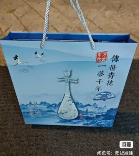 过生日朋友送的 三支口红、一盒眼影盘、一支...