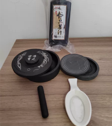 文房四宝：两个砚台（一大一小）+250ml...