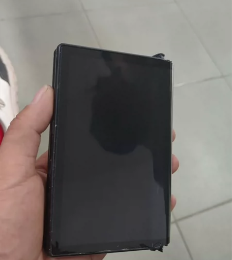 柔宇一代折叠屏手机，屏幕坏，换屏幕就可以用...