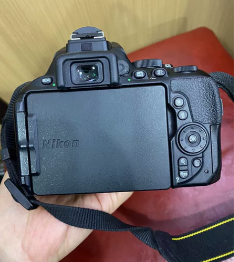 尼康d5600、3块电池、机身装一块、带1...