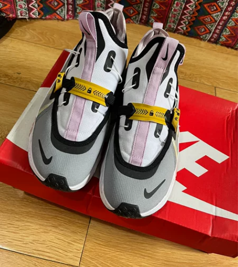 耐克女生运动鞋 奥特莱斯买的，盒子太多了不...