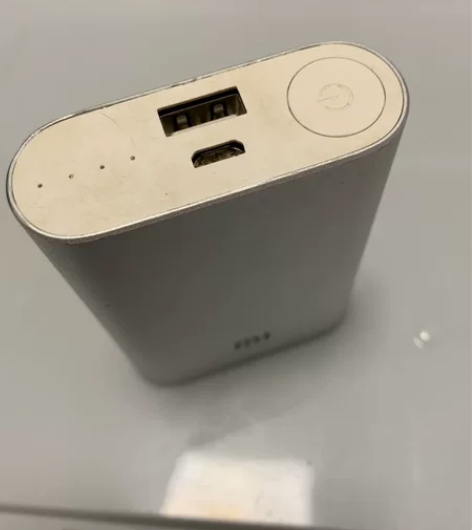 小米充电宝 底盖丢了 使用正常 感兴趣的话...