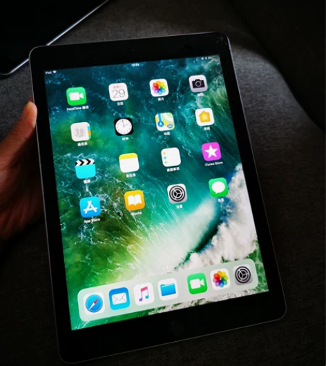 iPad，2019入手。有磕碰。右上角有磕...