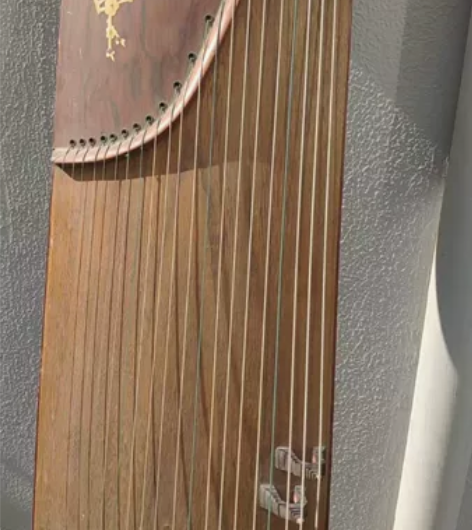 古筝一个成色不好，成色看图片，小孩子练着玩...