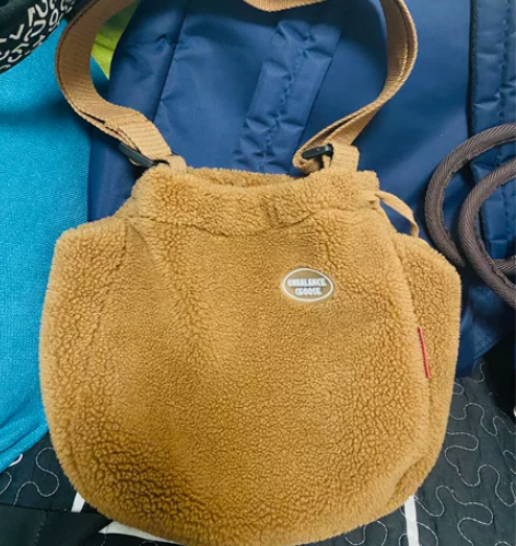 毛绒绒手提单肩斜挎包,品牌的,做工很好,很...