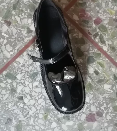 黑色玛丽珍鞋 鞋码四十，本人脚胖，试穿刚好...