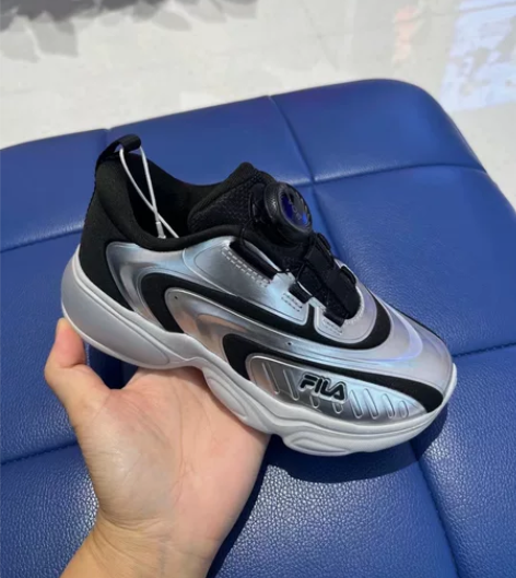 斐乐boa纽扣闪灯鞋 尺码28 29  3...