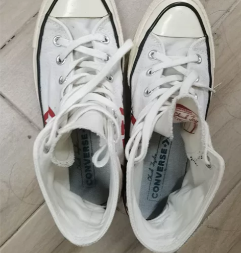 匡威红色字母涂鸦，鞋底有些氧化，不退不换。...