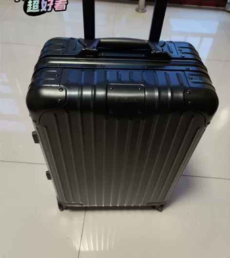 出一只日默瓦登机箱21寸的行李箱，箱子没有...