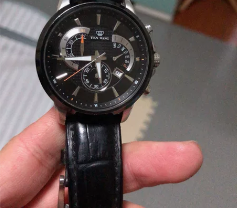 天王手表。戴了一年多 摔跤的时候不小心表...