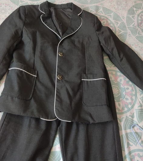 学校校服穿了两次 基本全新  可以当演出服...