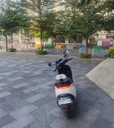 成人电动滑板车坐椅折叠两轮上班代步车便携迷...