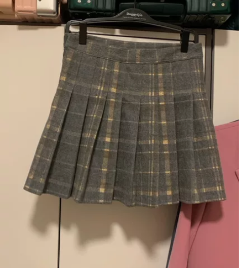 毛呢百褶裙转卖，买来没有穿过，买来的时候就...