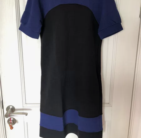 MOSCHINO蓝黑拼色卫衣裙，肩前两颗金...