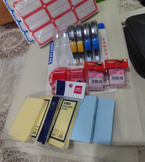 橡皮便利贴修正带不干胶标签 数量如图，一起...